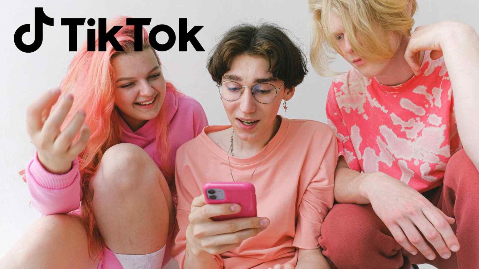 OpenAI lancia Sora 2, un’app per creare video brevi interamente generati dall’AI, con feed stile TikTok e controllo personalizzato.