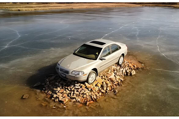 Il curioso caso di Volvo Island: una berlina del 2001 trasformata in attrazione