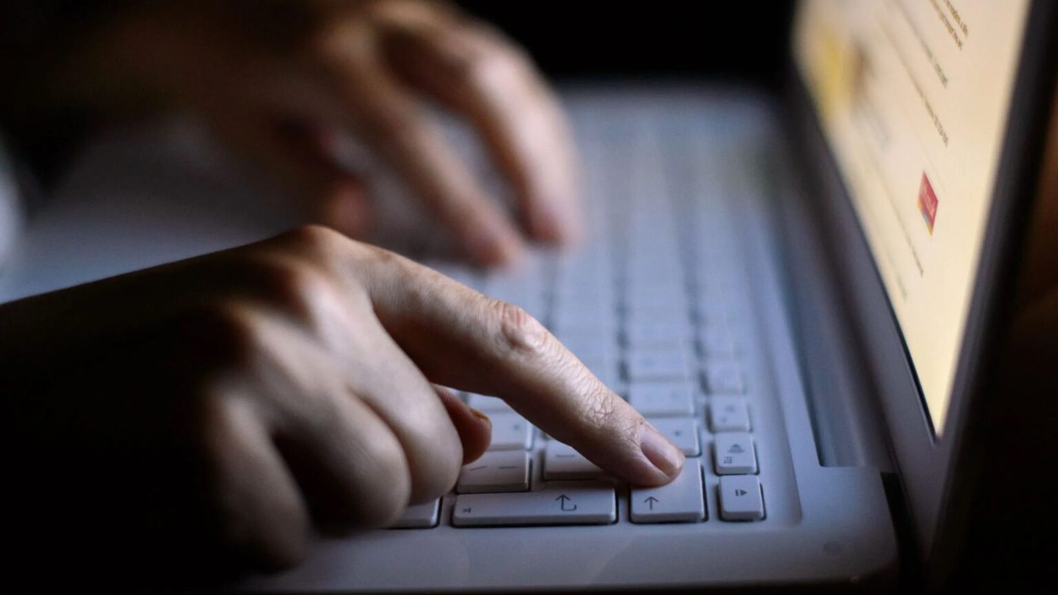 Verifica età obbligatoria su oltre 40 siti porno facilmente aggirabile, ecco come funziona