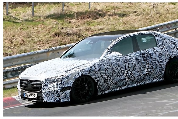 Mercedes Classe E elettrica, inizia la rivoluzione: avvistato il prototipo su strada