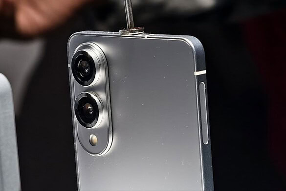 Samsung mette a confronto Galaxy S25 Edge e iPhone Air: sfida tra smartphone ultrasottili