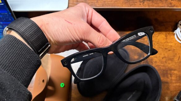 Oakley Meta Vanguard vs Ray-Ban Meta Wayfarer Oakley Meta Vanguard vs Ray-Ban Meta Wayfarer