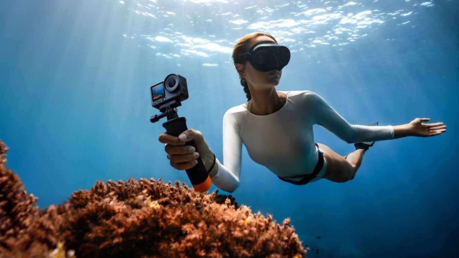 DJI Osmo Action 6: la prima action cam del brand ad apertura variabile