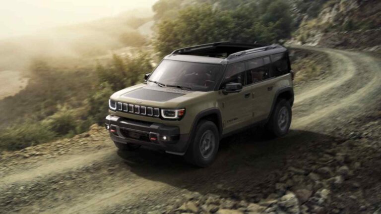 La Jeep Recon elettrica arriva con 650 CV, doppio motore, interni high-tech e capacità off-road estreme, prezzo da 65.000 $ USA.