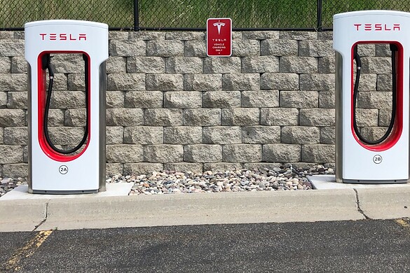 Tesla Supercharger: 75.000 dispositivi installati in tutto il mondo