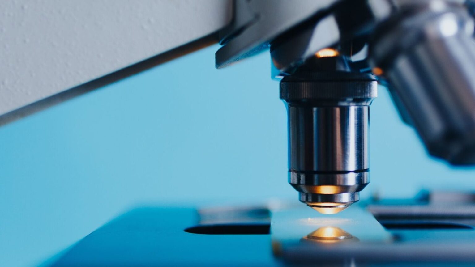 Microscopio dual-light