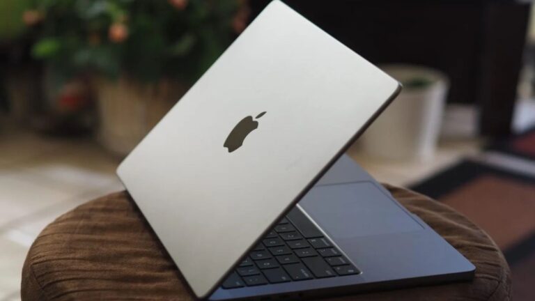 MacBook OLED M6