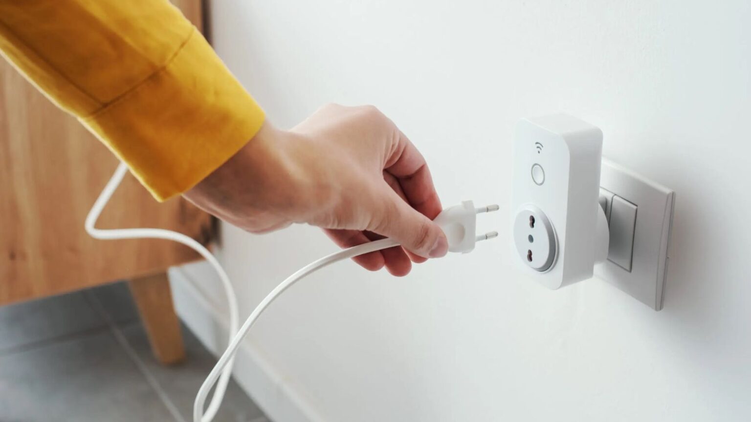 Bolletta energia elettrica altissima: riducila con prese smart e sensori di consumo
