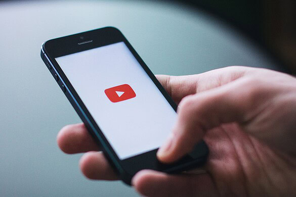 YouTube, il sistema di controllo età si espande su molti utenti