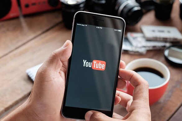 YouTube testa un chatbot AI per il feed della home