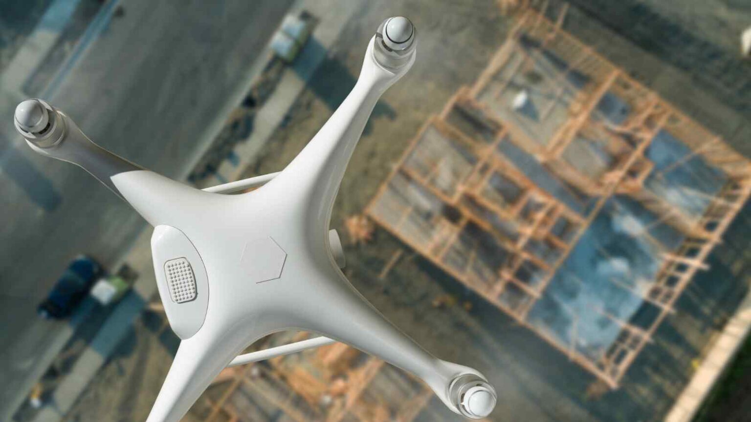 Ricercatori della TU Delft hanno creato droni collaborativi in grado di sollevare e trasportare carichi pesanti con precisione e stabilità.