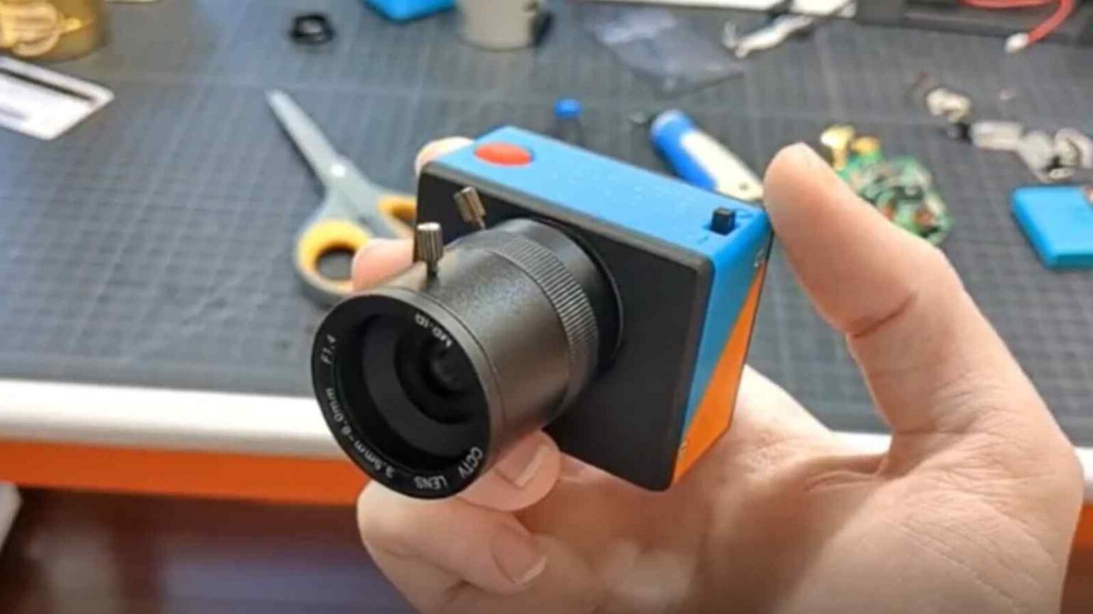 Dycus trasforma un vecchio mouse in una fotocamera lo-fi unica, combinando tecnologia, arte e nostalgia in un progetto creativo.