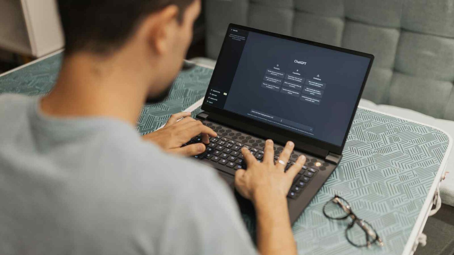 ChatGPT 5.1 corregge finalmente l’uso dell’em dash, mostrando i limiti attuali dei modelli linguistici verso l’AGI.