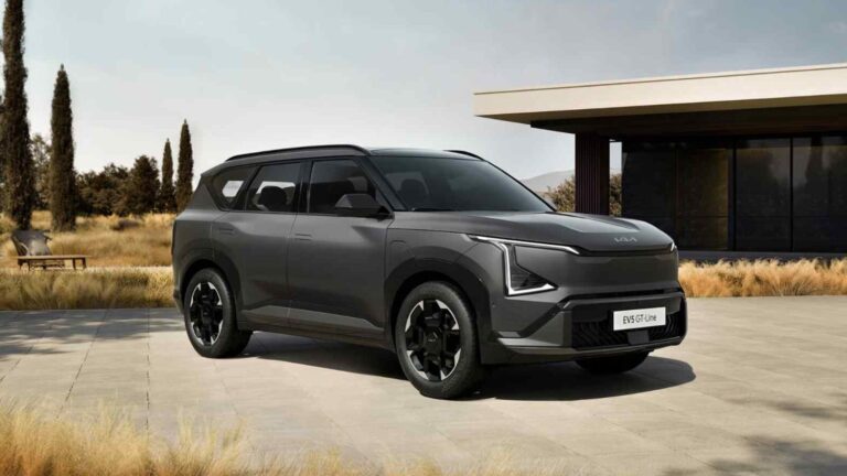 La Kia EV5 Weekender mostra un SUV elettrico pensato per l’avventura, con design rialzato, interni modulari e dettagli outdoor.