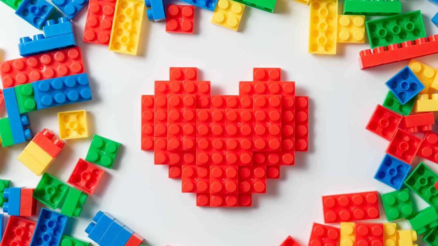 Un sedicenne crea una mano robotica funzionante usando LEGO, dimostrando che l’innovazione può nascere dalla creatività accessibile.