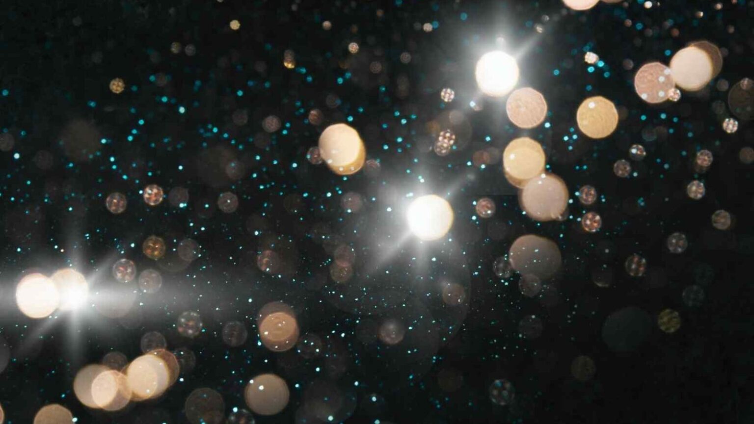 Ricercatori rendono visibili e controllabili i dark exciton in materiali sottilissimi, aprendo nuove possibilità per la fotonica quantistica.