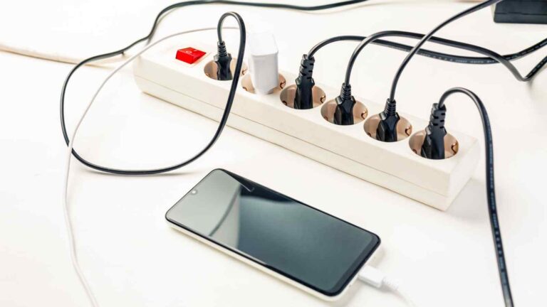 Test lunghi su smartphone mostrano che la ricarica rapida non danneggia le batterie; il vero nemico resta il calore.