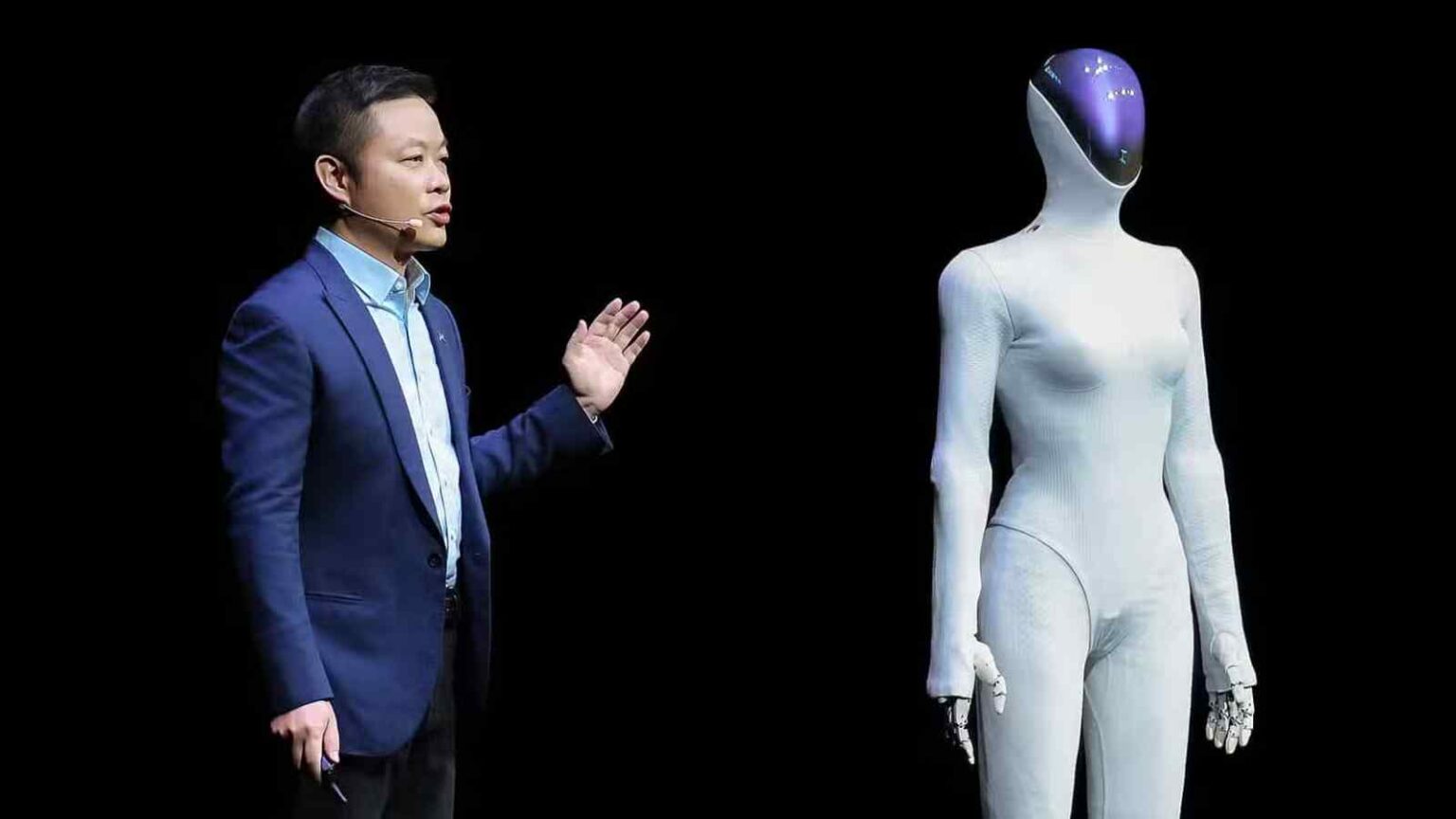 Xpeng presenta IRON 8, un robot umanoide con pelle sintetica, movimenti fluidi e interazioni personalizzabili per ambienti sociali.