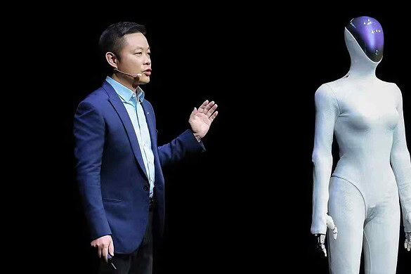 Xpeng presenta IRON 8: robot umanoide con pelle sintetica