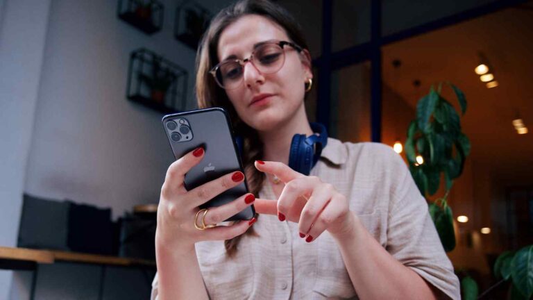 Non ci sono prove che gli smartphone causino tumori; bastano semplici accorgimenti per usarli in sicurezza e senza ansia.