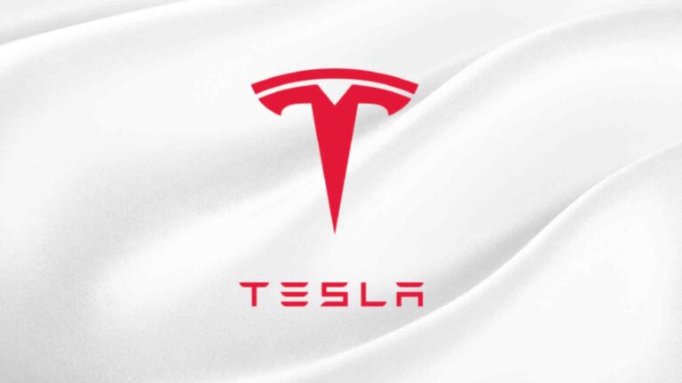 Tesla approva un pacchetto azionario da 1.000 miliardi per Musk, fissando obiettivi ambiziosi nei prossimi dieci anni.