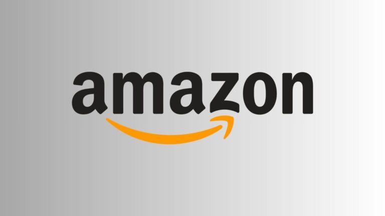 Immagine con logo Amazon su sfondo grigio, rappresenta l'integrazione tra innovazione digitale e grandi piattaforme di e-commerce, ideale per la SEO di articoli su tecnologia, gadget e piattaforme online.
