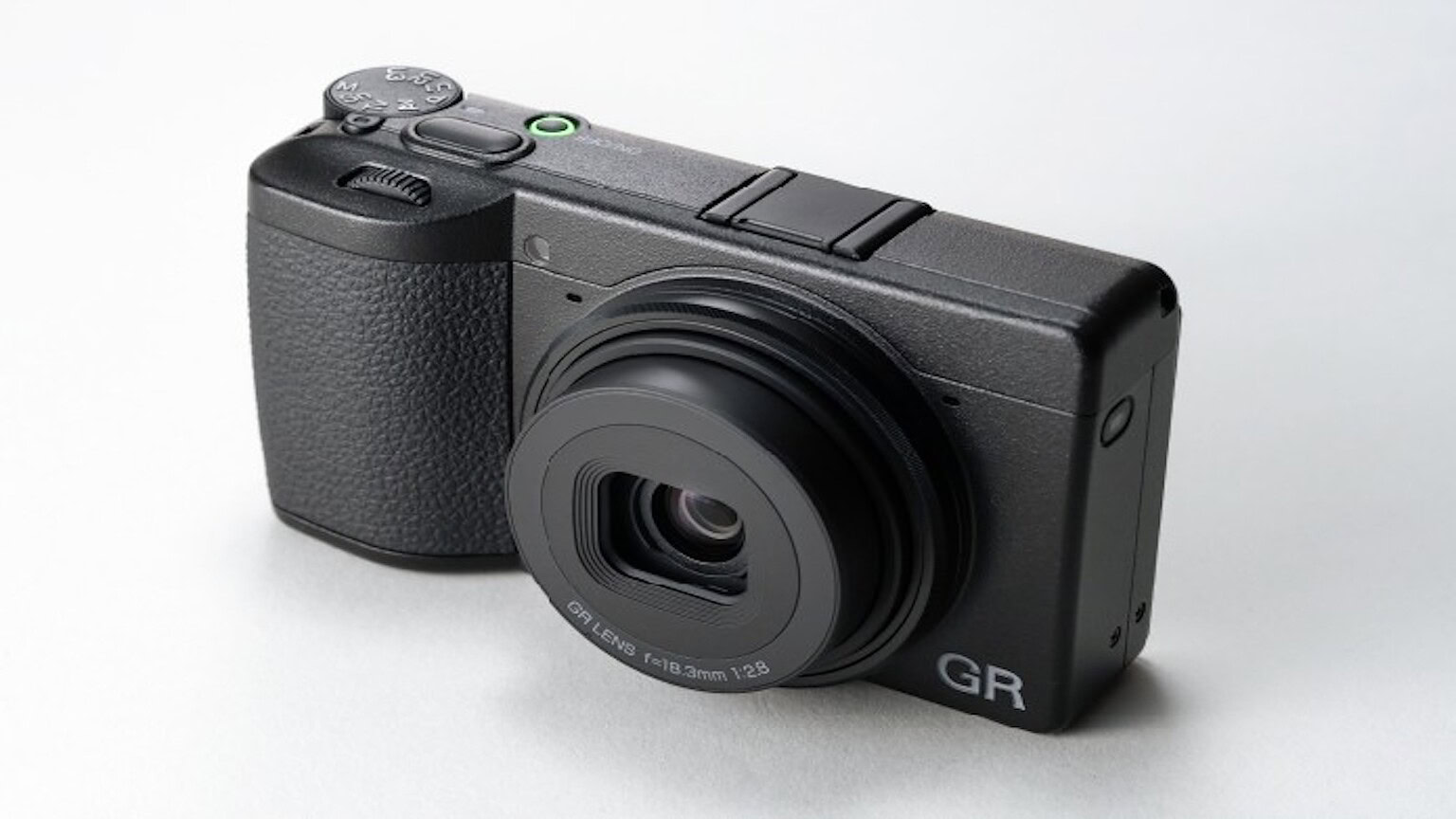 Alt text: Fotocamera digitale compatta di colore nero con obiettivo grandangolare e pulsanti di controllo, ideale per fotografia di alta qualità.