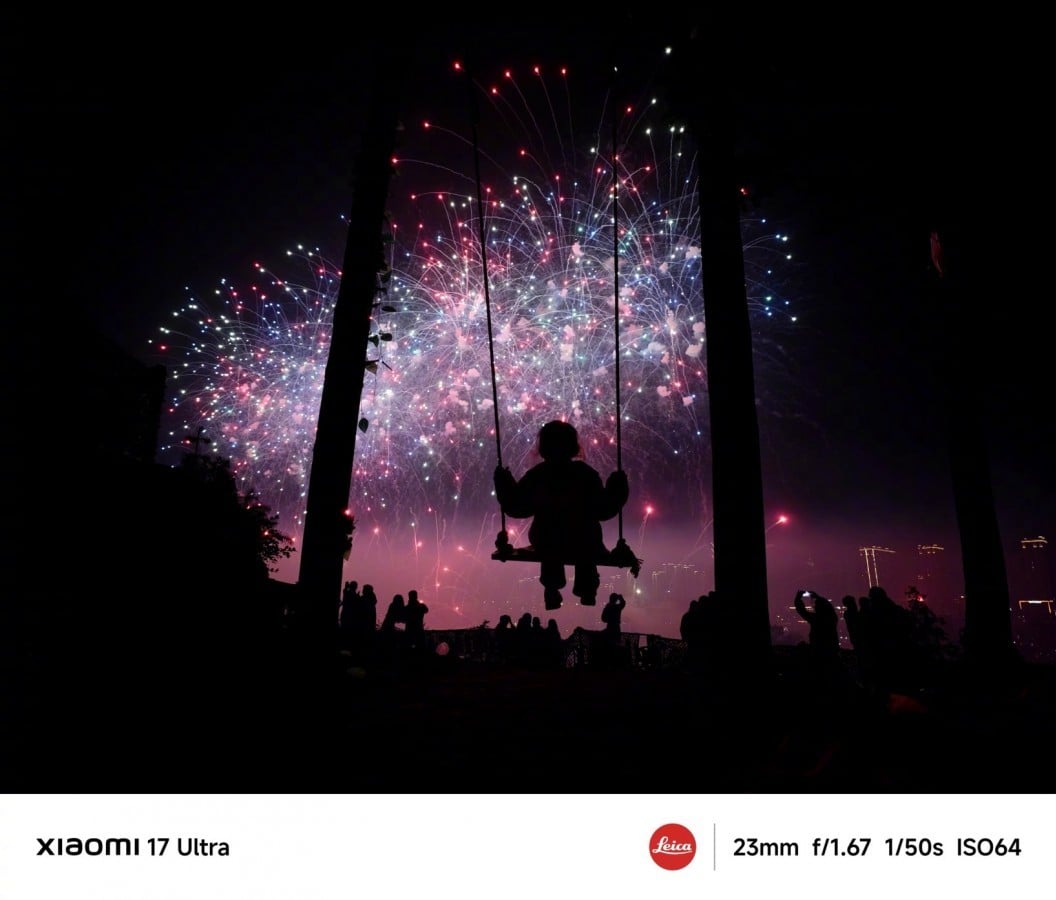 Festa di fuochi d’artificio bambini sul’altalena alla sera. Immagine di un bambino seduto su un'altalena con uno sfondo di spettacolari fuochi d'artificio colorati nel cielo notturno, catturando momenti di gioia, festa e meraviglia. Perfetta per contenuti di tecnologia ed eventi festivi, questa foto illustra un momento speciale che unisce emozioni e tecnologia di alta qualità.