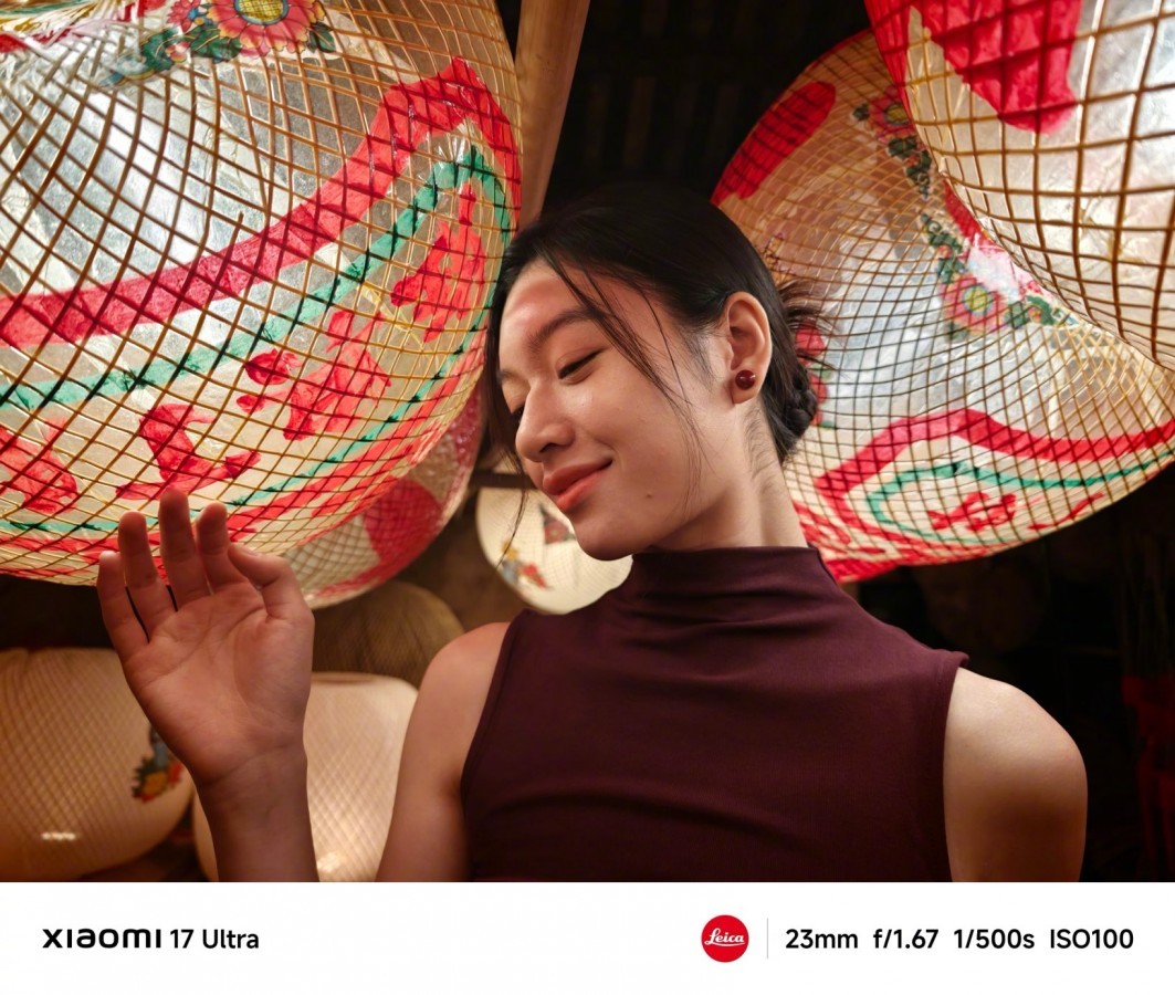 Vibe tradizionale con modernità. Lampade di carta in stile asiatica, luminosità calda, atmosfera festosa, dettaglio di decorazioni culturali, luce morbida e colori vivaci, perfetto per celebrare momenti speciali.