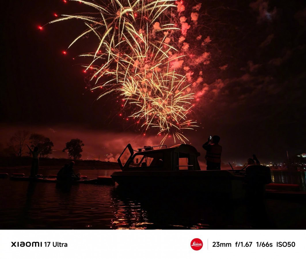 Fuochi d’artificio sulla laguna di notte, fotografia artistica con luci e colore brillanti. Immagine di fuochi d'artificio notturni sopra un lago con barche e persone che ammirano lo spettacolo pirotecnico, catturata con una fotocamera Xiaomi 17 Ultra.