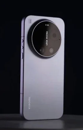 Fotocamera di smartphone Leica, tecnologia avanzata. Fotocamera smartphone Leica con tecnologia Leica, sensori di alta qualità per foto e video professionali, design elegante e innovativo. Perfetta per appassionati di fotografia.
