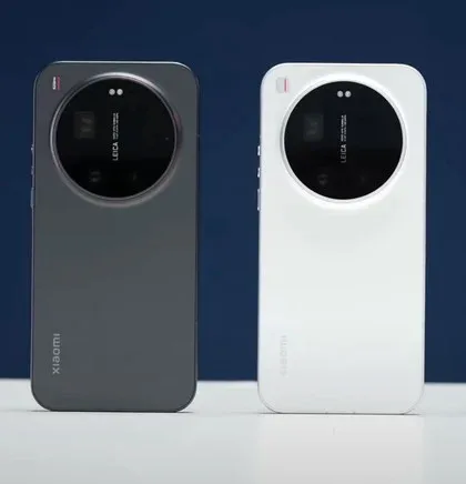 Xiaomi Mi 12S Ultra. Immagine di due smartphone Xiaomi Mi 12S Ultra, uno grigio e uno bianco, con fotocamera Leica di alta qualità, design elegante e tecnologie avanzate, ideali per appassionati di fotografia e tecnologia.