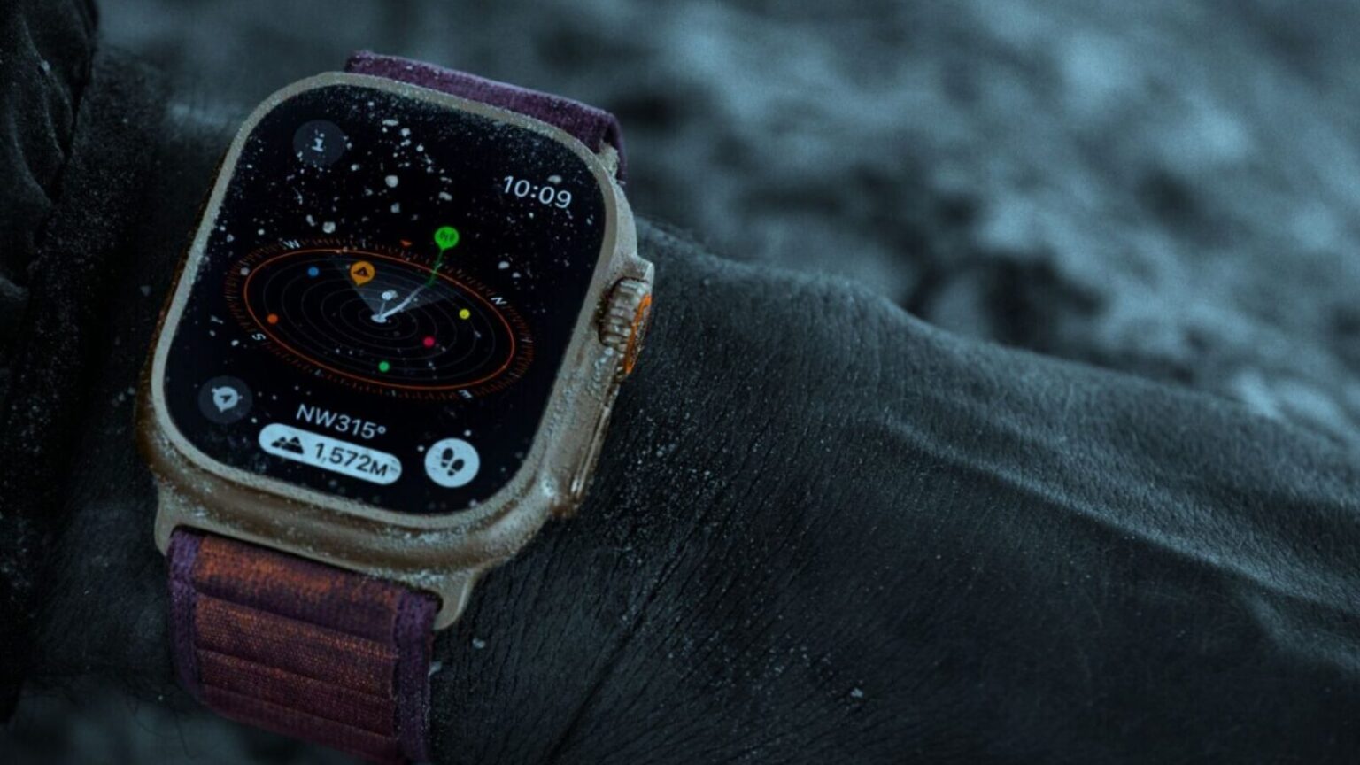 Orologio intelligente con funzioni di navigazione, monitoraggio attività e display digitale, ideale per sportivi e appassionati di tecnologia.