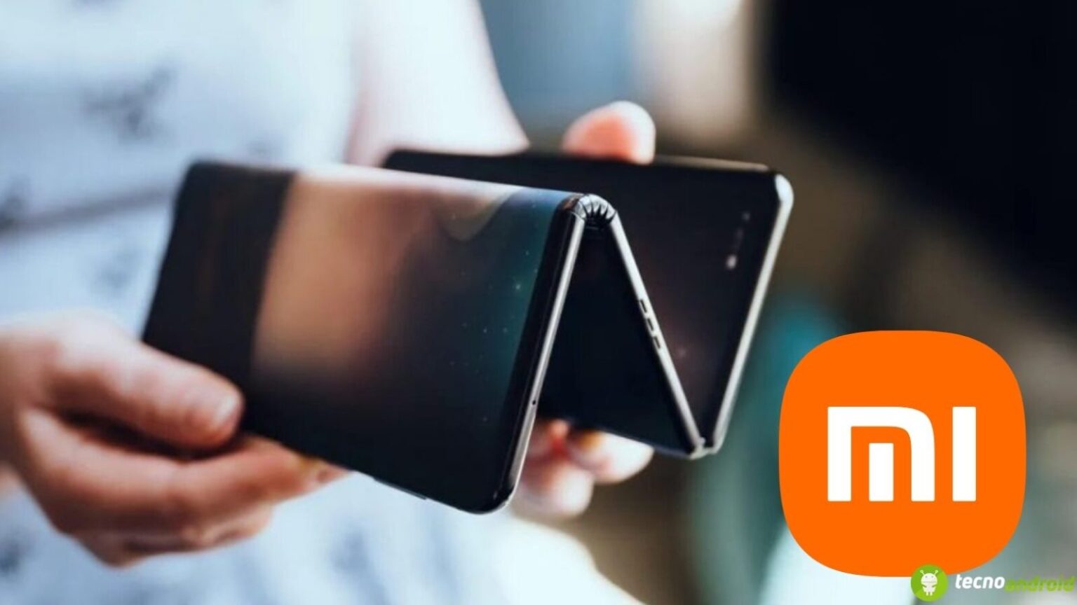 Alt: Immagine di uno smartphone Xiaomi pieghevole mentre viene aperto, evidenziando la tecnologia avanzata e il design innovativo per utenti interessati a dispositivi mobili moderni.