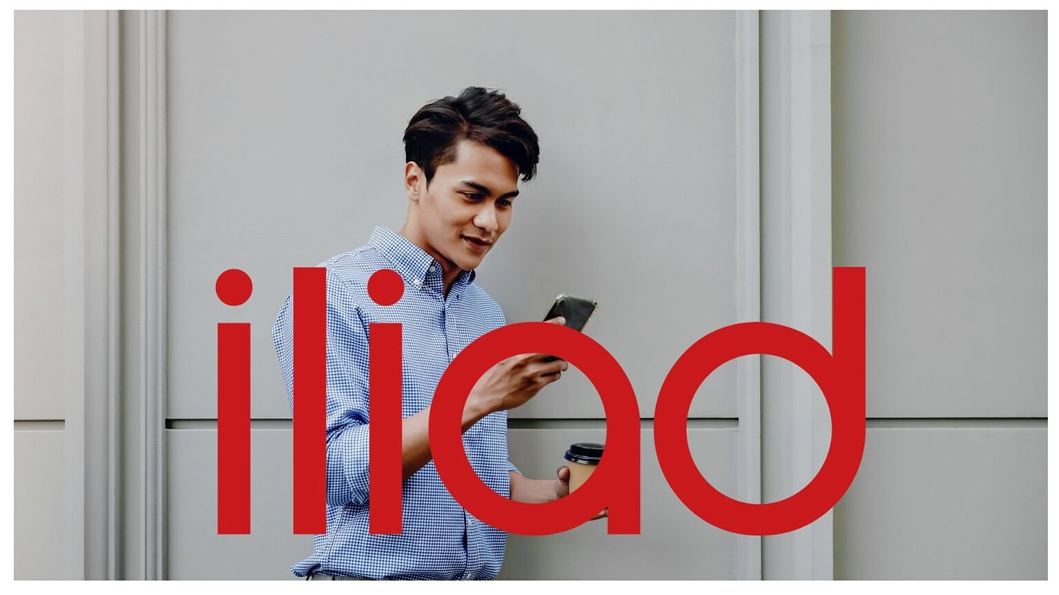 Giovane uomo che utilizza uno smartphone, firma TecnoAndroid, tecnologia mobile, dispositivi innovativi, recensioni smartphone, notizie tech, guida all'acquisto, ultime novità.