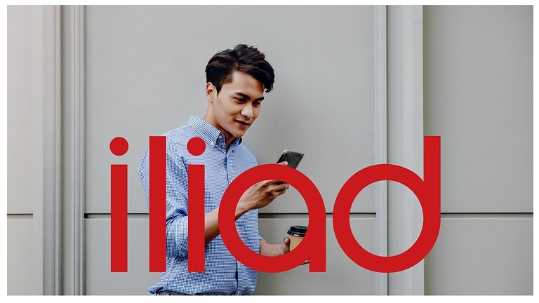 Giovane uomo che utilizza uno smartphone, firma TecnoAndroid, tecnologia mobile, dispositivi innovativi, recensioni smartphone, notizie tech, guida all'acquisto, ultime novità.
