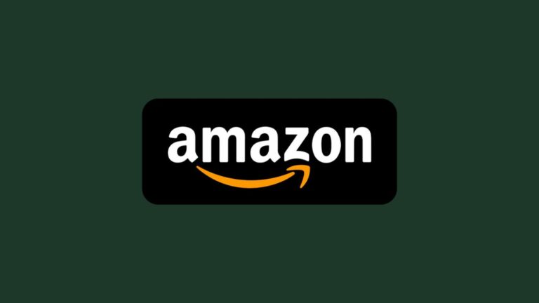Logo Amazon su sfondo verde scuro, rappresenta il marketplace online leader nel settore tecnologia, elettronica di consumo e dispositivi mobili, offrendo prodotti e offerte esclusive.