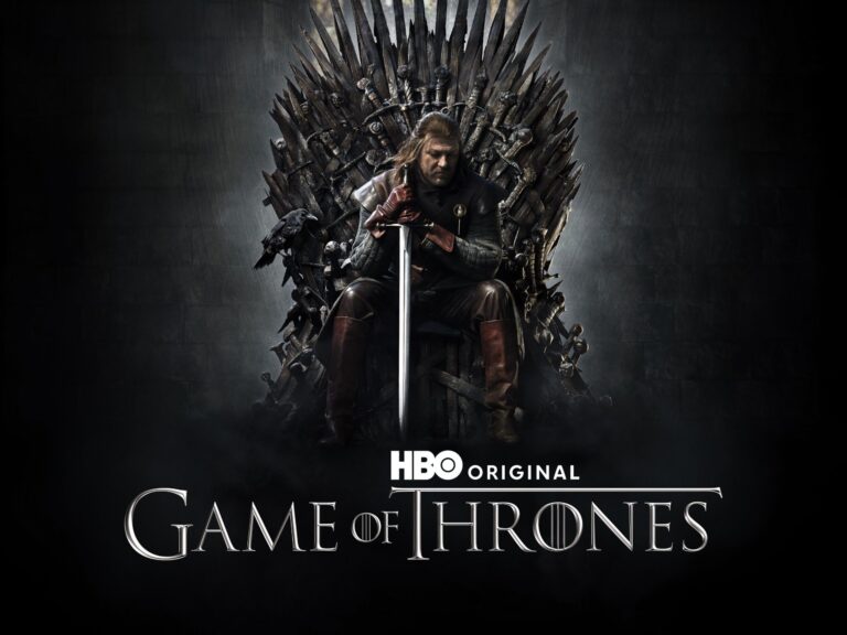 badebdfeafbadfcbbadbcc Immagine promozionale della serie TV HBO "Game of Thrones" con il personaggio principale seduto sulla mitica Iron Throne, simbolo del potere nella saga fantasy.