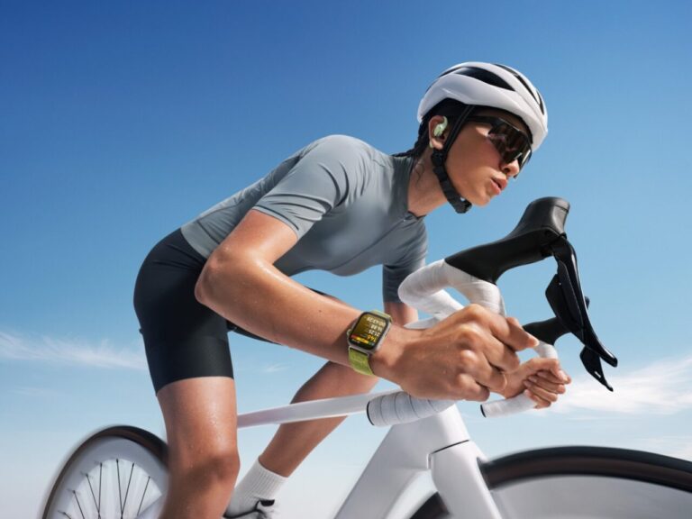 huawei - funzionalità Ciclista in azione con smartwatch e casco smart, mentre si esercita all'aperto in una giornata soleggiata. Tecnologia indossabile e accessori bici moderni per gli appassionati di sport e fitness.