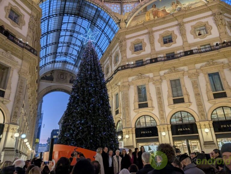 lenovo albero natale - specifiche Albero di Natale decorato in una grande galleria shopping con dettagli architettonici eleganti e negozi di lusso, perfetto per foto di festività e shopping natalizio.