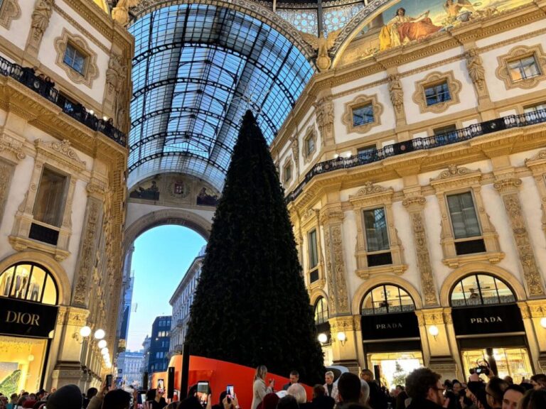 lenovo albero natale - design Alto livello di shopping di moda a Milano con negozi Dior, Prada e architettura elegante, visite di turisti e appassionati di moda, luci e atmosfera di moda italiana.