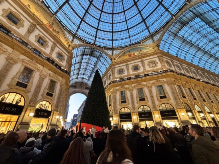 lenovo albero natale - caratteristiche Elegante architettura con vetrine Dior e Prada in un centro commerciale storico.