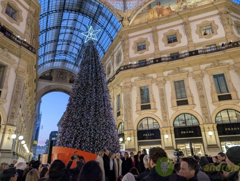 lenovo albero natale - funzionalità Albero di Natale decorato in una luxury shopping mall a Milano, con grande folla di visitatori, luci scintillanti, ambiente festoso, e negozi di alta moda come Prada, atmosfera natalizia elegante e glamour.