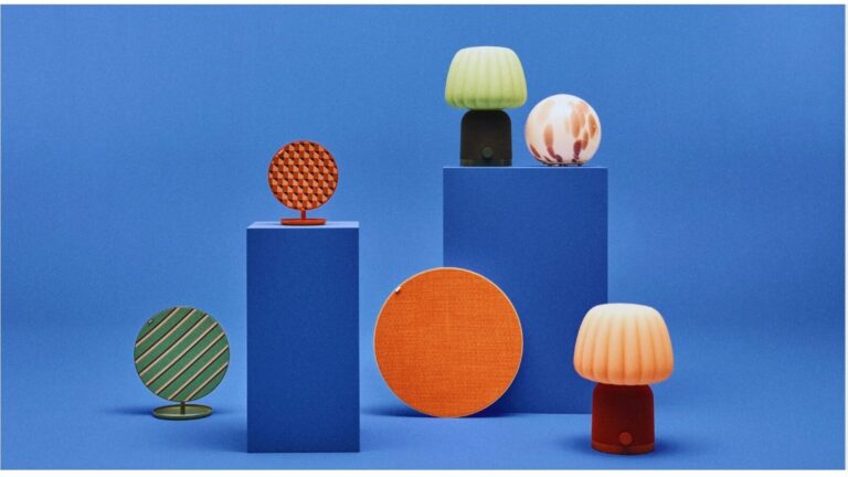 Lampade decorative colorate su sfondo blu.
