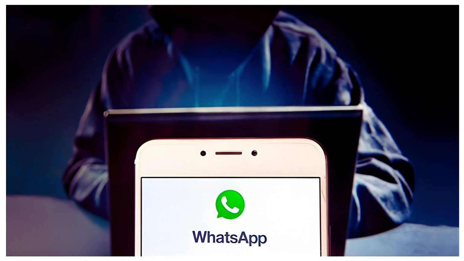 Immagine di uno smartphone con logo WhatsApp, che rappresenta le app di messaggistica e le innovazioni tecnologiche trattate su TecnoAndroid.