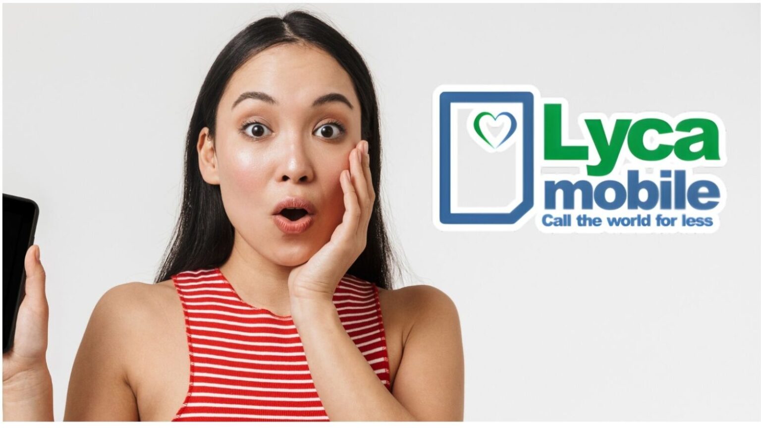Immagine di una donna sorpresa che tiene un telefono cellulare con logo Lycamobile sullo sfondo, promuovendo offerte di telefonia economiche e servizi di comunicazione.