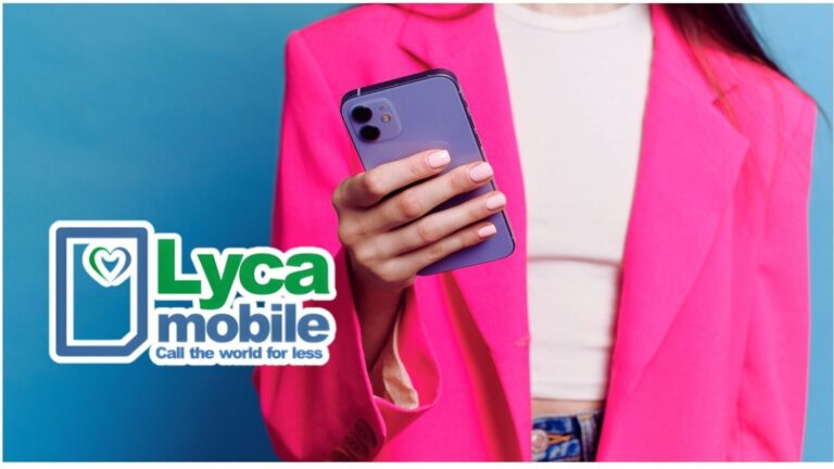 Foto di una donna con giacca rosa che tiene in mano uno smartphone viola con doppia fotocamera posteriore.