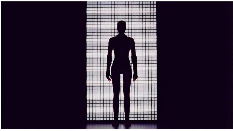 Silhouette femminile misteriosa in controluce davanti a una parete luminosa con effetti di luce e ombra, in un design minimalista e futuristico perfetto per articoli su innovazione e dispositivi tecnologici.