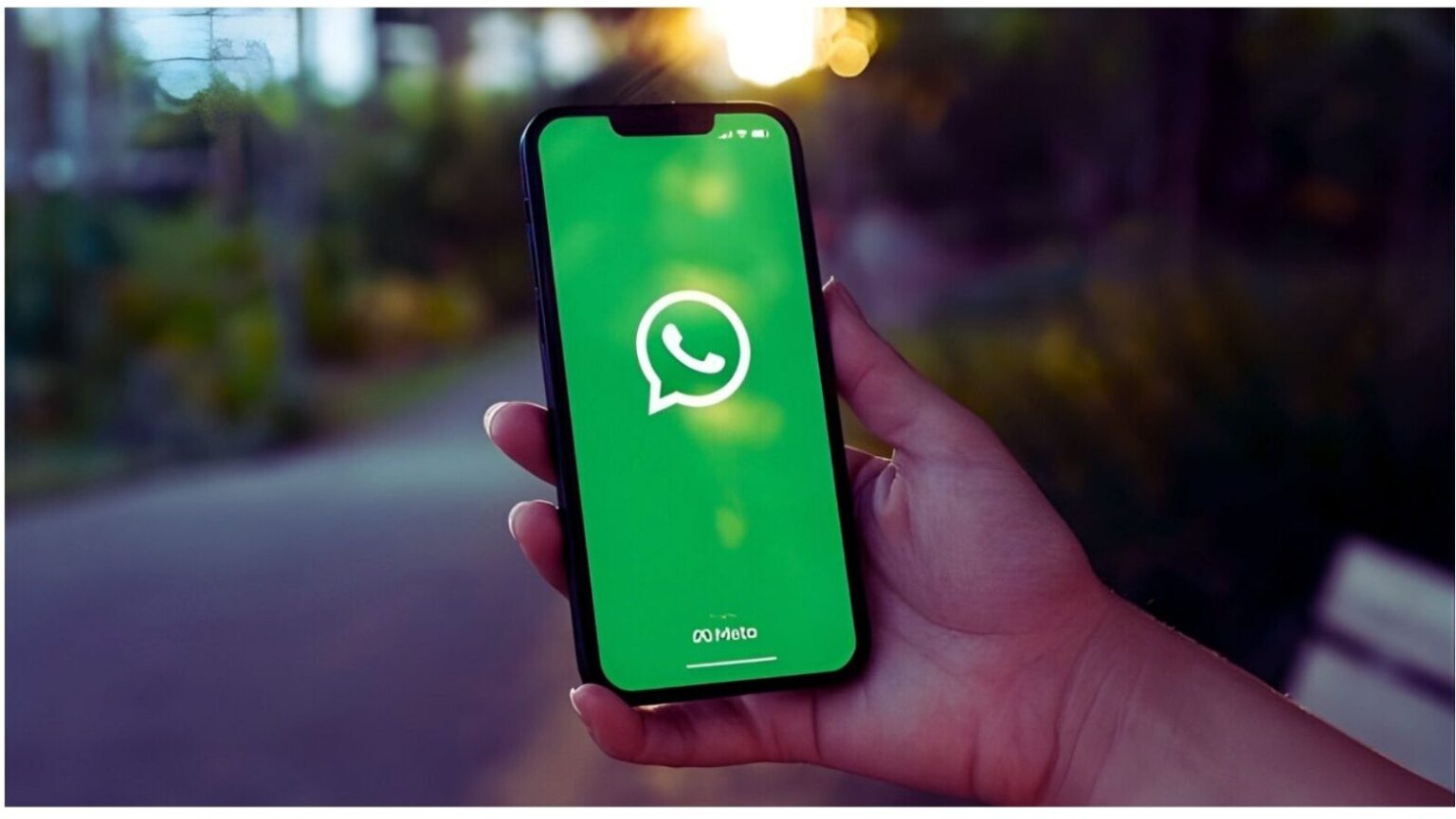 Opzione di chat di WhatsApp sul telefono cellulare, applicazione di messaggistica istantanea, comunicazione, social media mobile, tecnologia.
