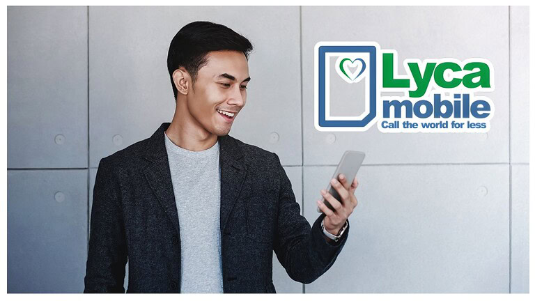 Immagine di un giovane uomo che utilizza uno smartphone per comunicare, rappresentando i servizi di telefonia di Lyca Mobile, un'azienda di telecomunicazioni famosa per tariffe competitive e copertura globale. Il logo Lyca Mobile e lo slogan "Call the world for less" evidenziano il focus su servizi di telefonia internazionale a basso costo, perfetti per chi cerca qualità e convenienza digitale. Questa immagine promuove le soluzioni di telefonia smart e conveniente offerte da Lyca Mobile, ideale per utenti professionisti e viaggiatori.